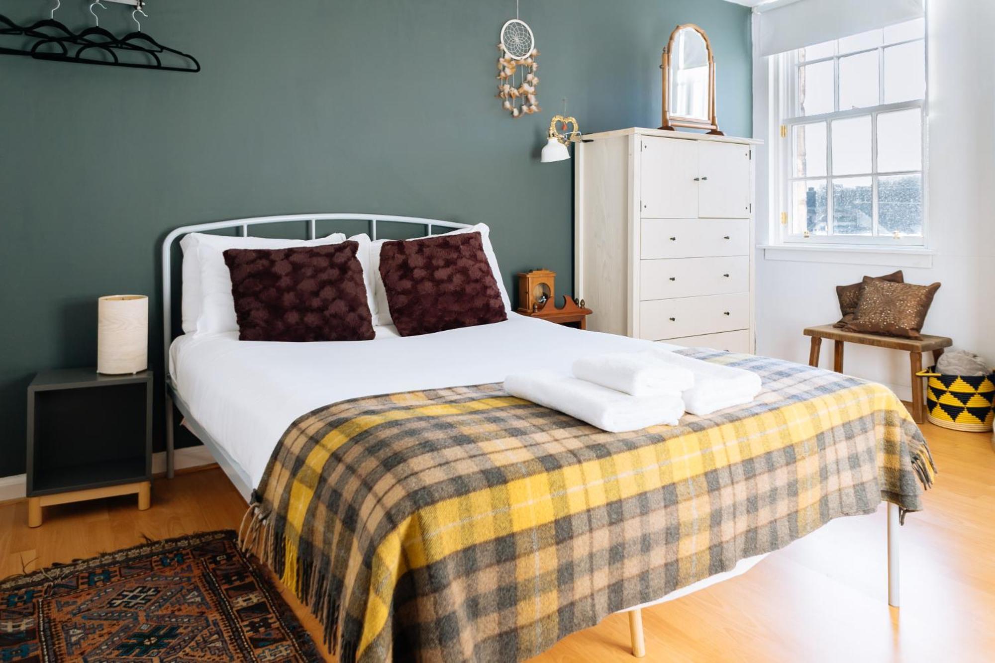 Charming 3 Bedroom Apartment In The Heart Of Vibrant Old Town Edimburgo Exterior foto